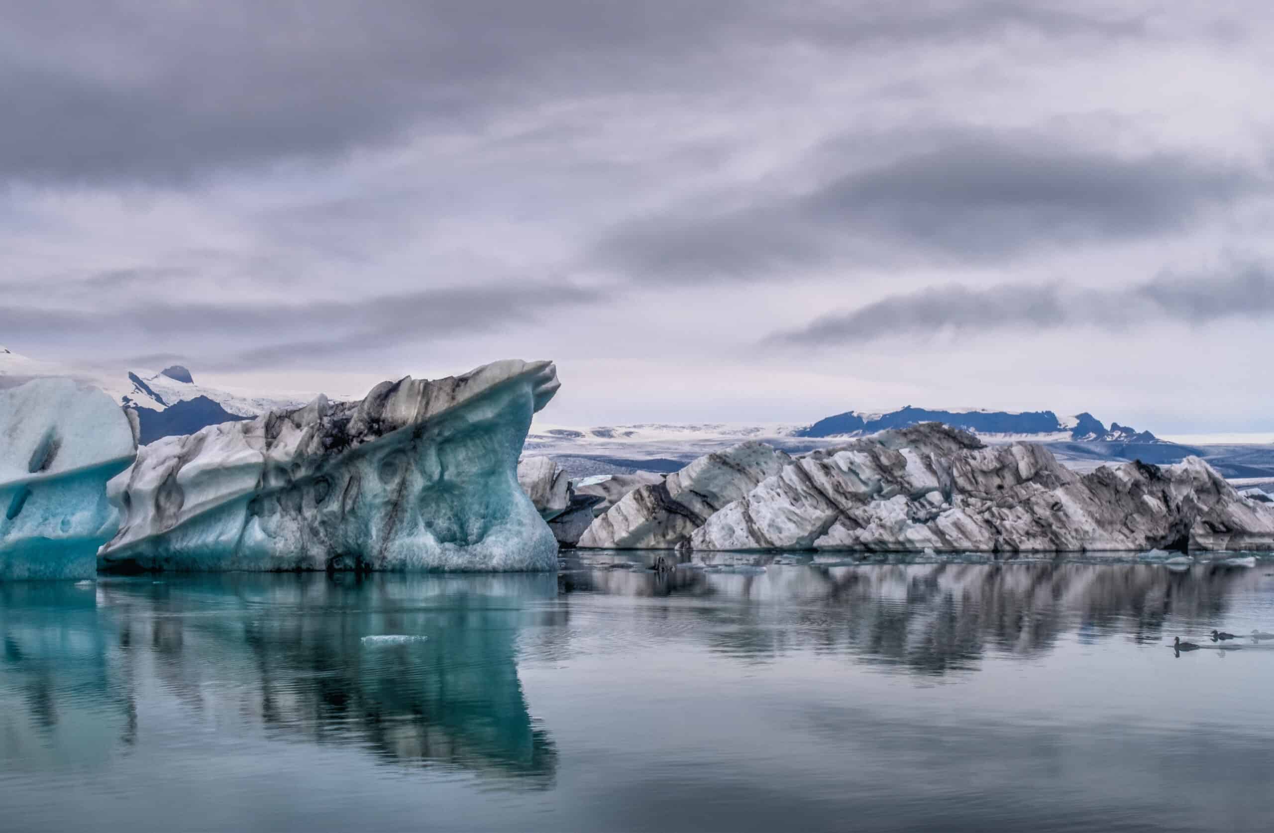 Jökulsárlón glacial lagoon iceberg