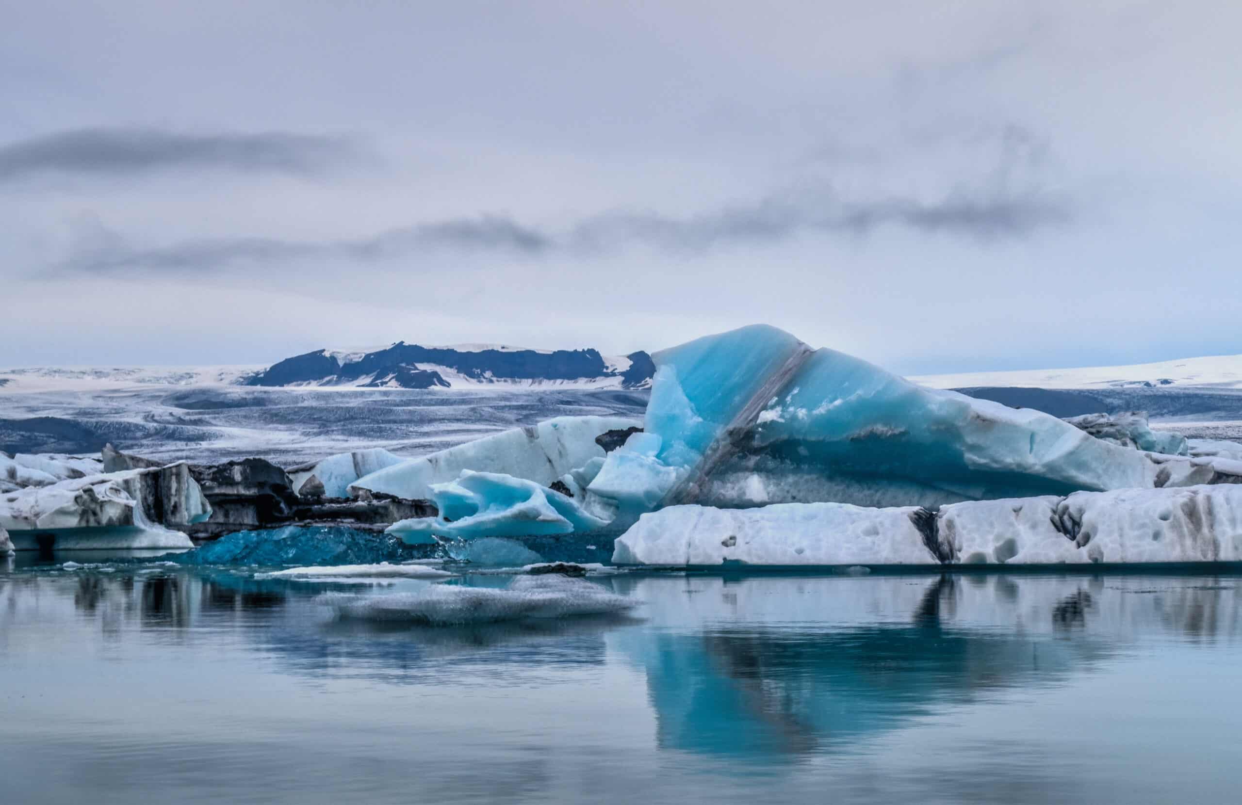 Jökulsárlón glacial lagoon iceberg