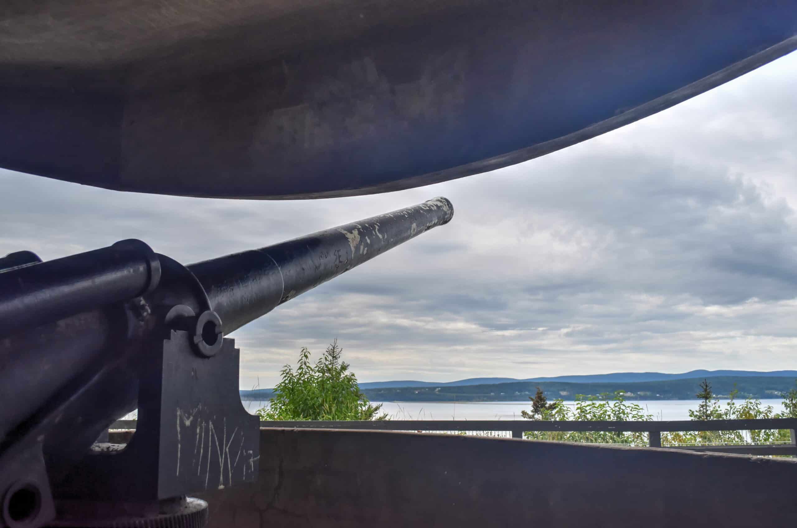 canon in peninsula fort in gaspésie