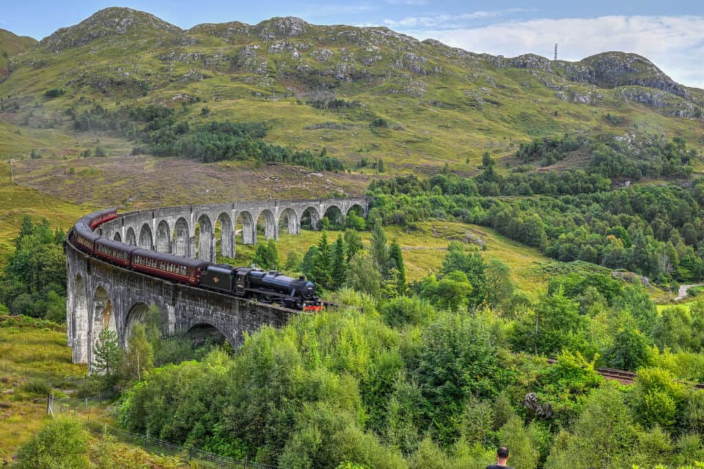 Glenfinnan viaduct jacobite steam train
