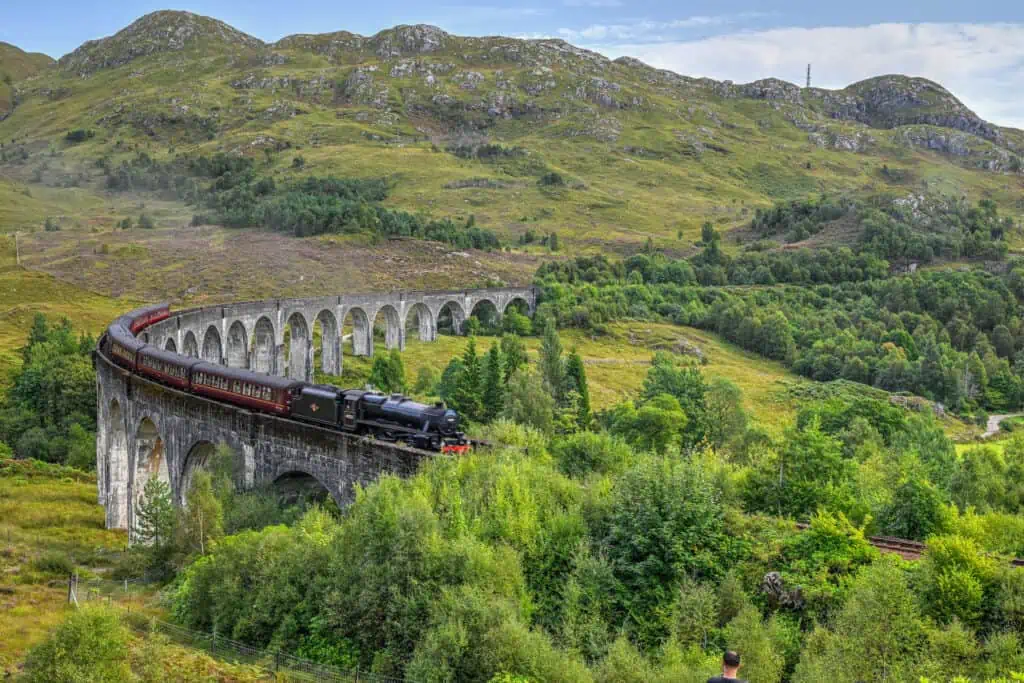 Glenfinnan viaduct jacobite steam train