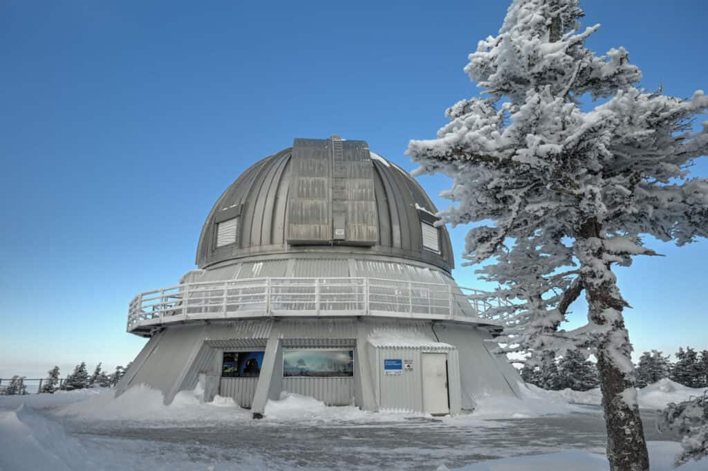mont megantic observatory in winter