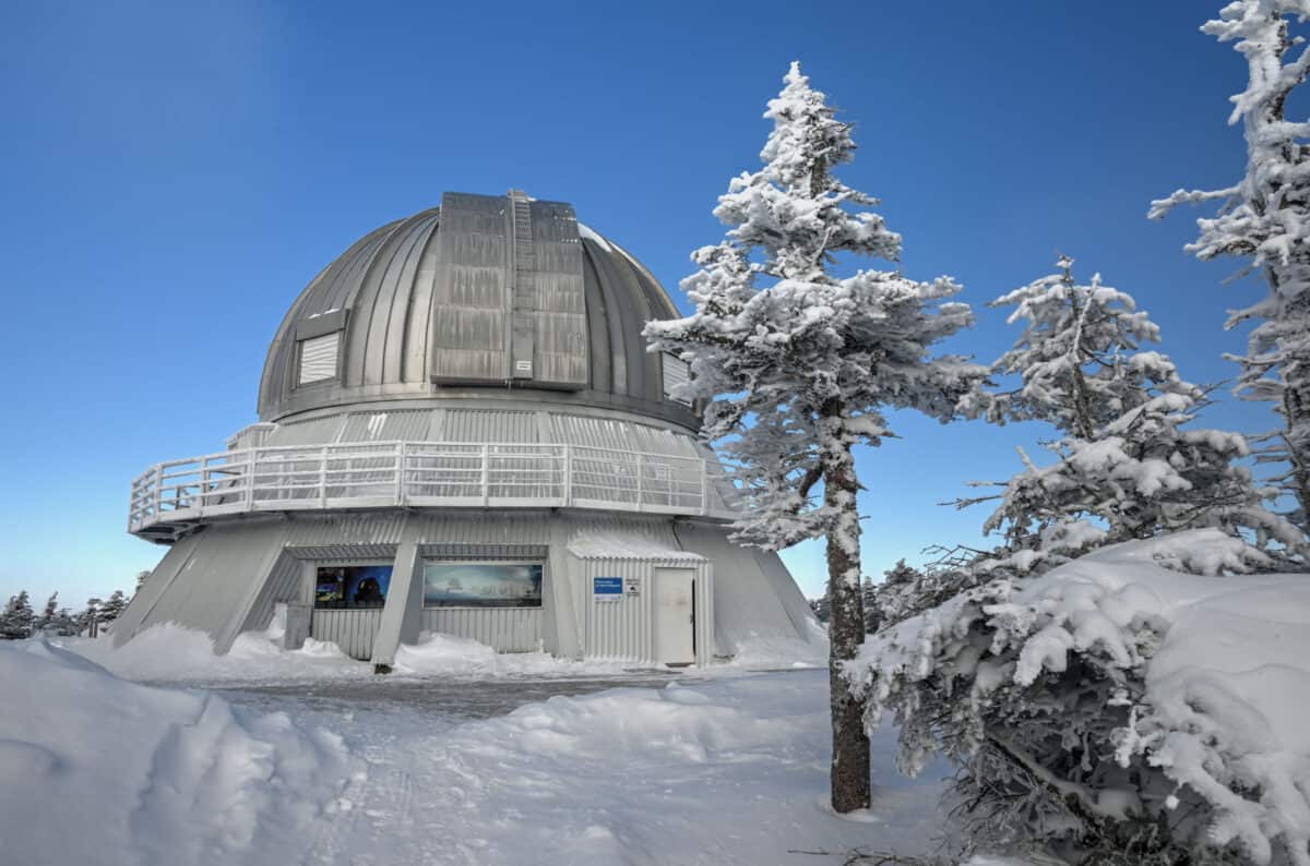 observatory and frozen trees on mont mégantic summit
