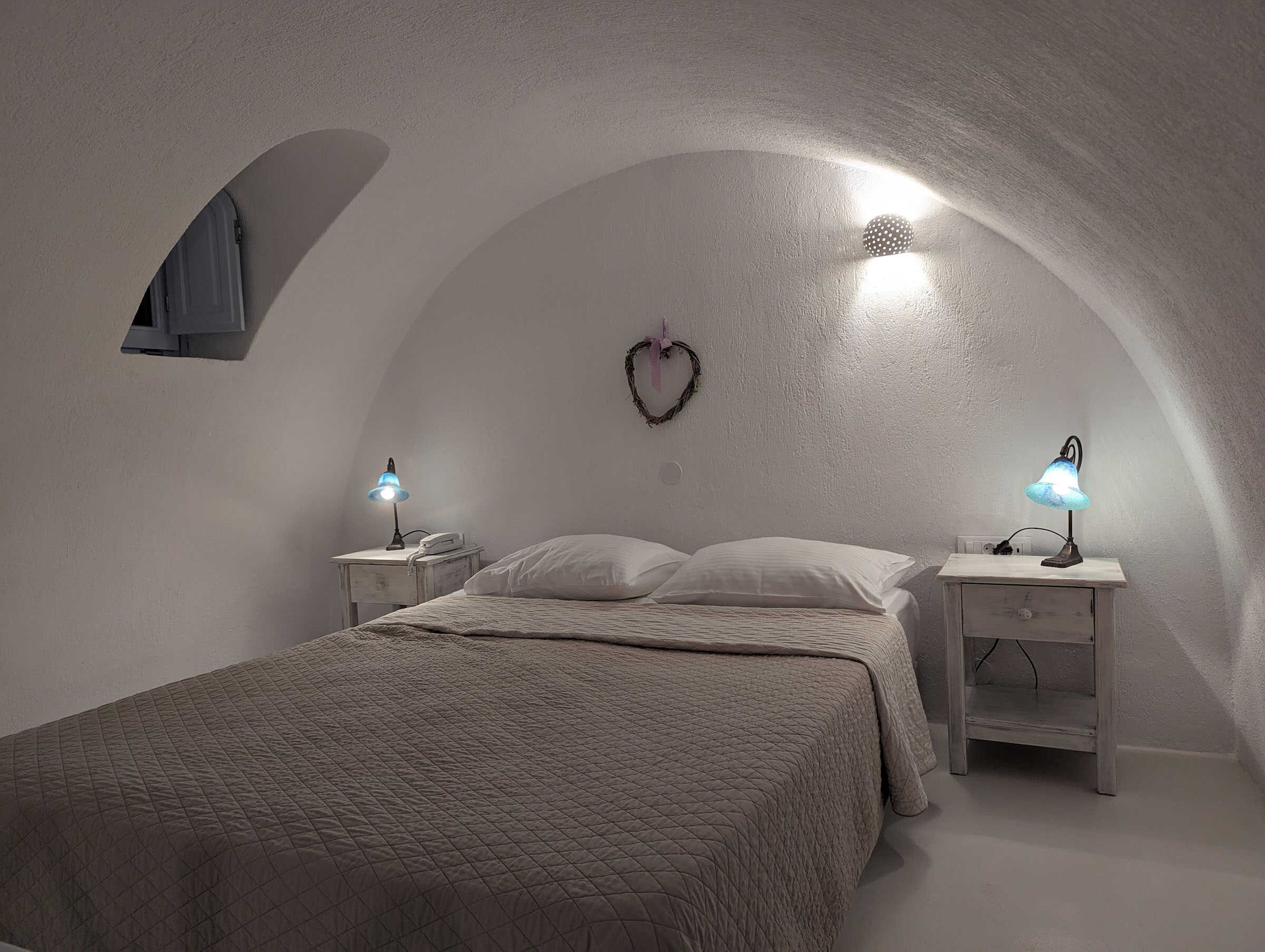 Where to Stay in Santorini – Imerovigli, Fira, Oia or elsewhere?