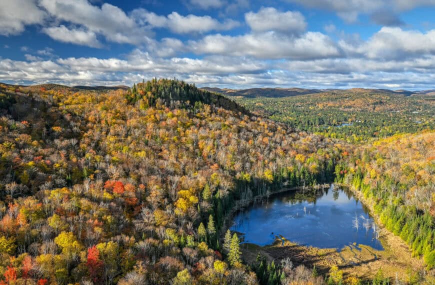 mont king hiking trail viewpoint with lake val david