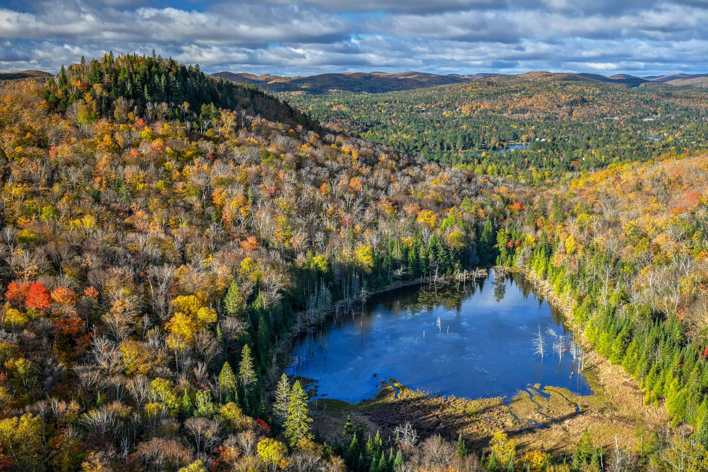 mont king hiking trail viewpoint with lake