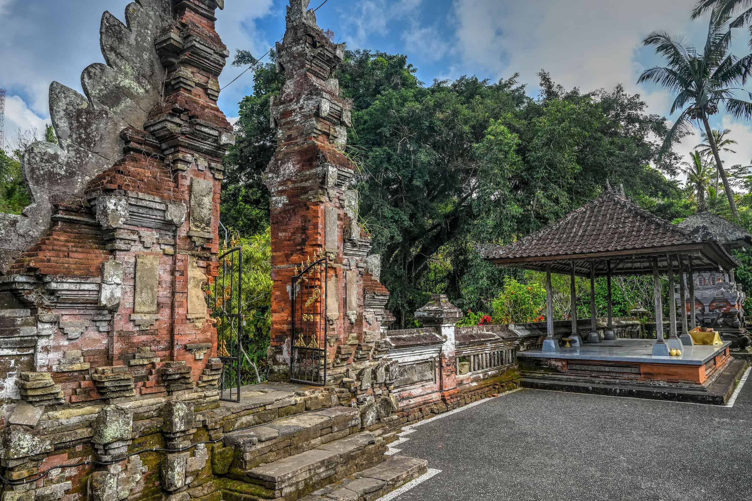 gate of pura mengening in bali