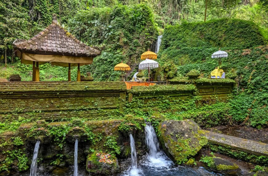 Pura Mengening fountains and pool