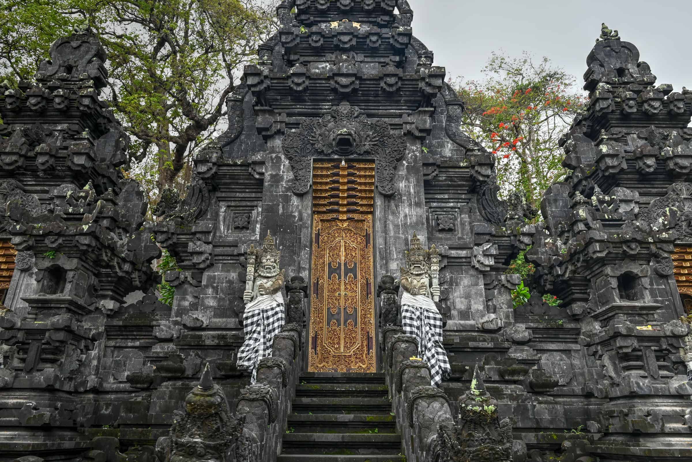 pura goa lawah in bali