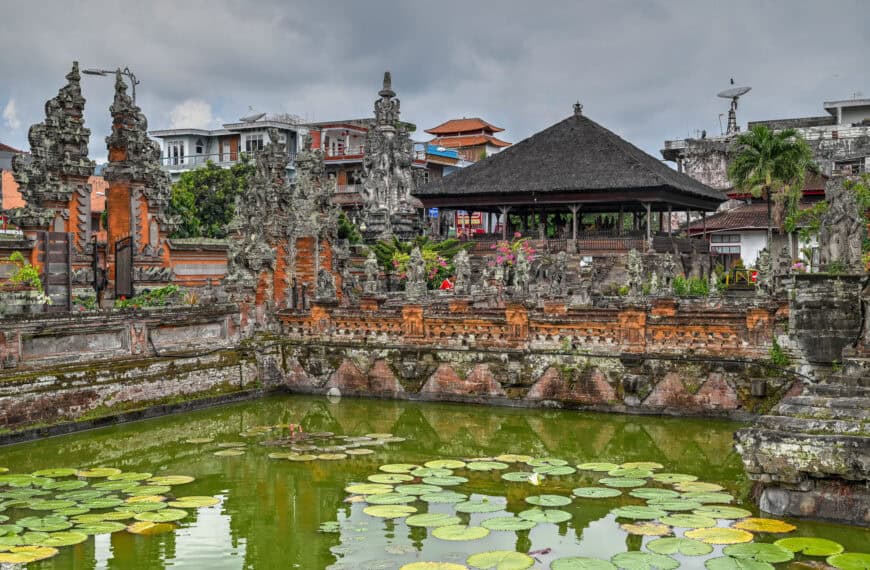 Kertha Gosa temple and pond