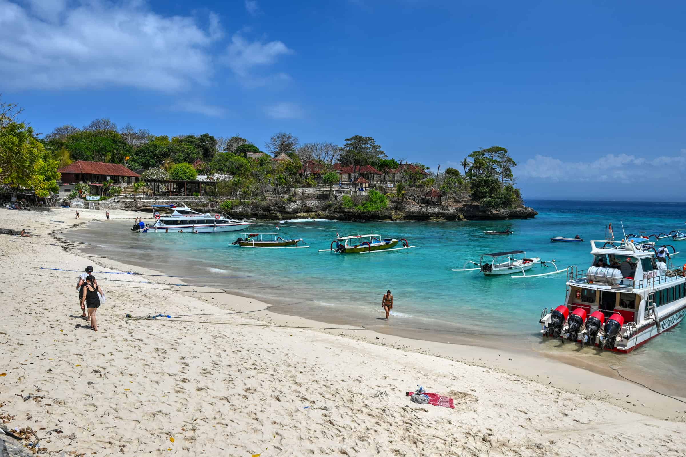 mushroom bay beach nusa lembongan