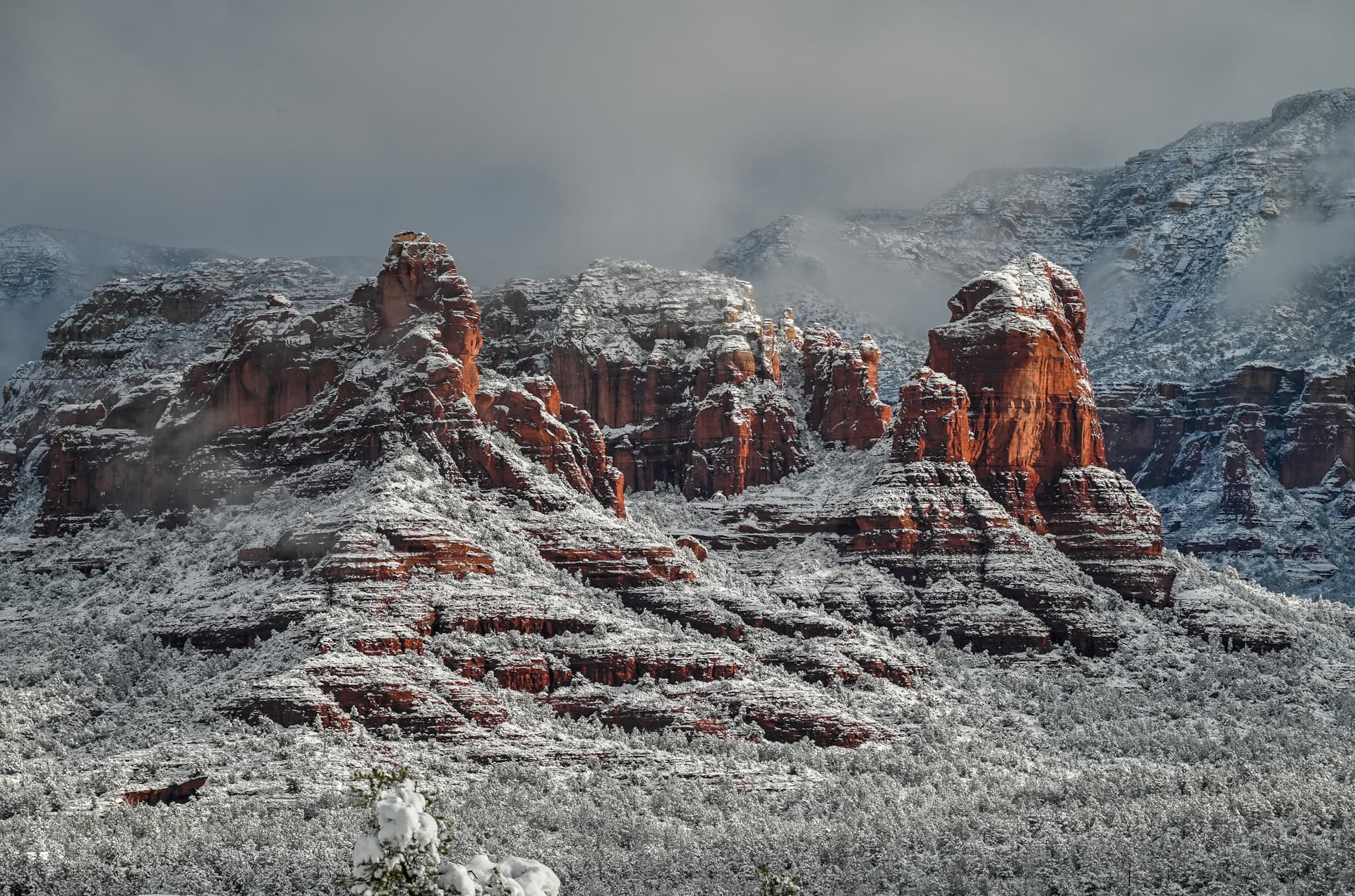 beautiful snow on the sedona red rocks