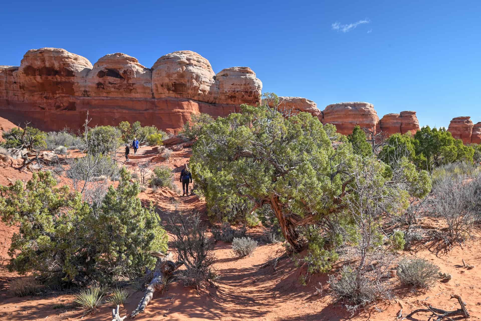 trail towards the broken arch