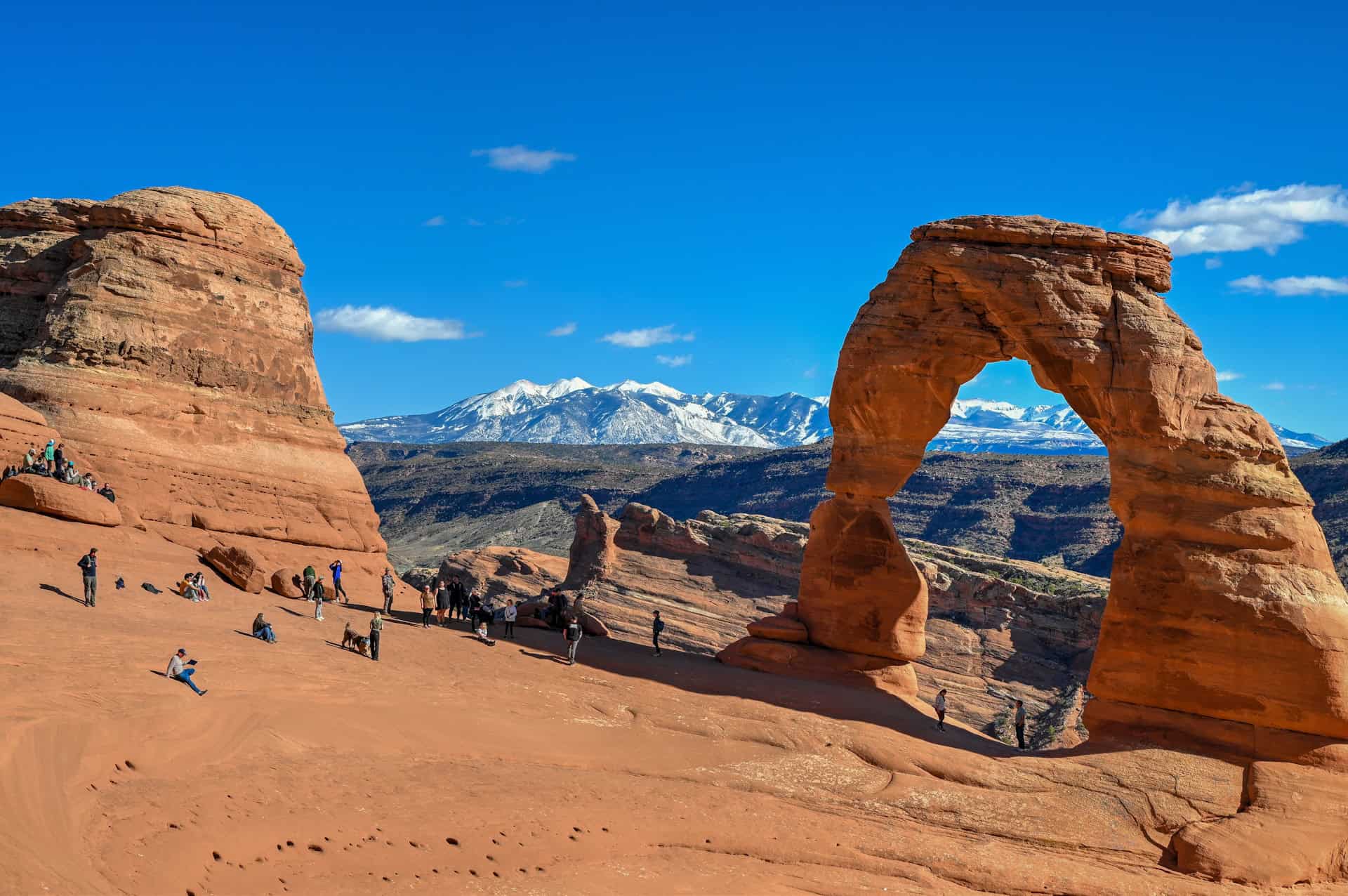 crowds around delicate arch