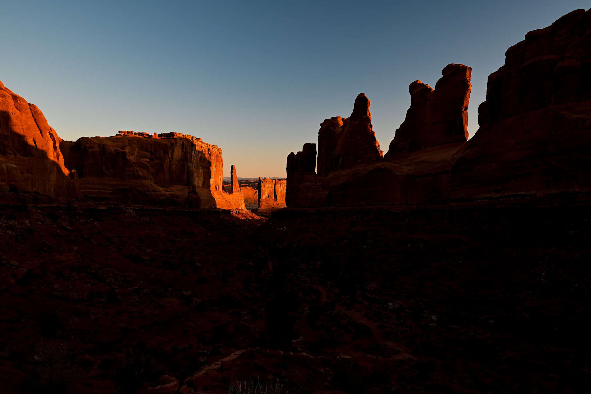 sunrise at park avenue in arches national park
