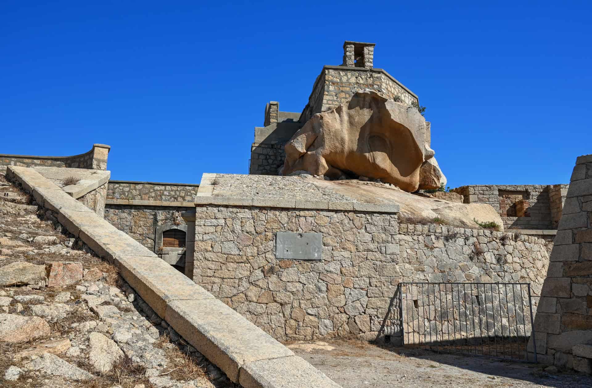 granite structures of Fortezza di Monte Altura